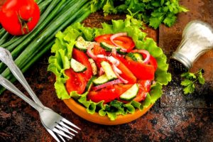 salat iz ogurcov i pomidor